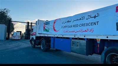 استئناف إدخال شاحنات المساعدات الإنسانية إلى الفلسطينيين بقطاع غزة
