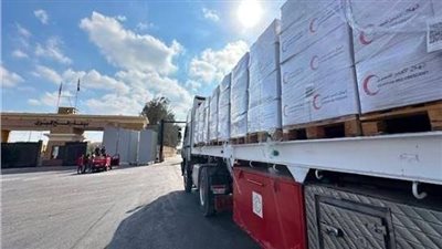الهلال الأحمر المصري يدفع قافلة «زاد العزة» 237 بحمولة أكثر من 3,464 طن مساعدات غذائية 