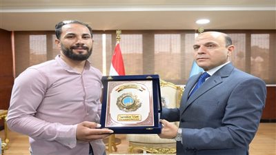 أنقذ أسرة.. محافظ الغربية يوفر فرصة عمل لأحمد البنا تقديرًا لشجاعته وموقفه الإنساني