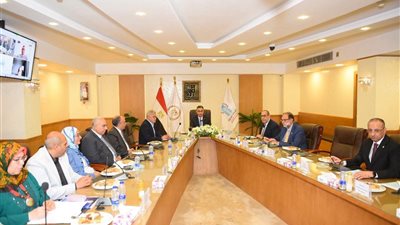 وزير التموين يتابع تطوير الشركات القابضة ومشروع 