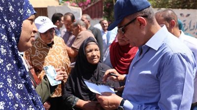  محافظ المنيا: صرف إعانات شهرية وإقامة كشك وإصدار 4 بطاقات خدمات متكاملة