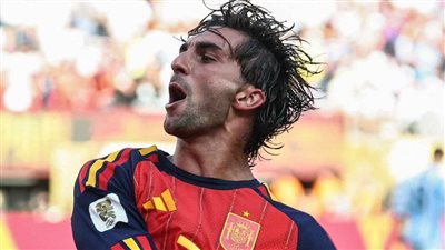 برشلونة في ورطة بسبب بطل المونديال.. ما القصة؟