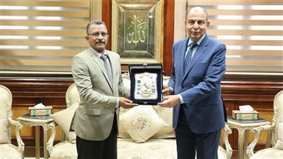 محافظ المنيا يكرم وكيل وزارة التموين تقديرًا لجهوده في إحكام الرقابة على الأسواق