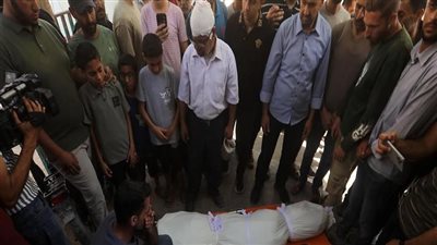 استشهاد فلسطيني وإصابة آخرين في قصف إسرائيلي على خيمة للنازحين وسط غزة