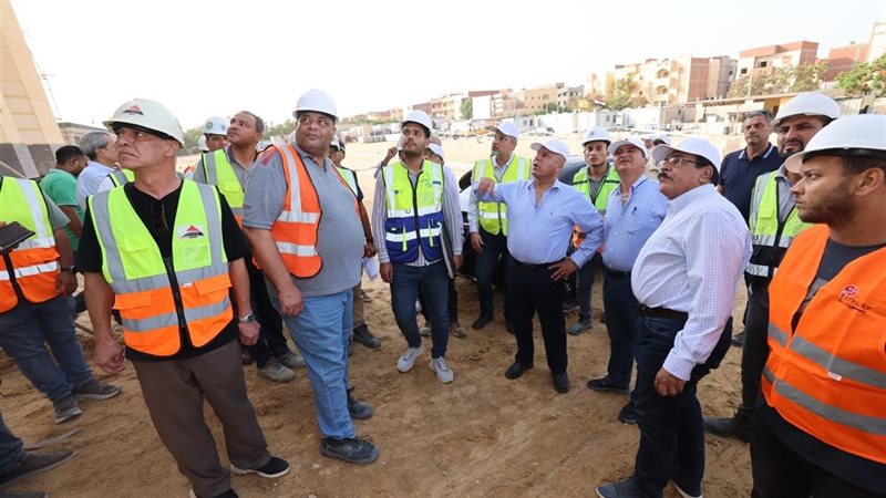 وزير النقل خلال الجولة