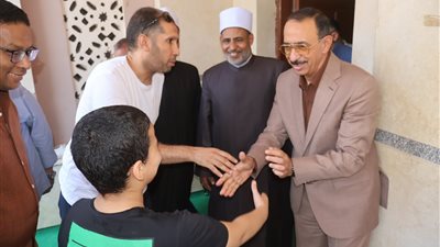 محافظ سوهاج يؤدي صلاة الجمعة بمسجد الشرطة وسط دعوات للحفاظ على نعمة المياه