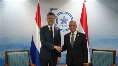 وزير الخارجية يبحث مع نظيره الهولندي تعزيز العلاقات الثنائية وجهود خفض التصعيد فى المنطقة