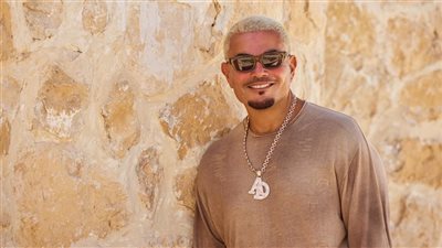 عمرو دياب يكتسح جميع منصات الموسيقى ويتصدرها بألبومه حبيتك