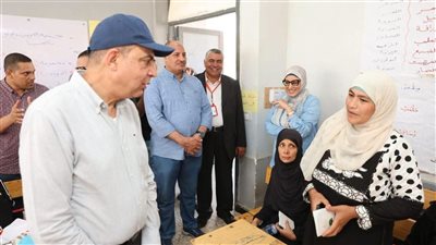 محافظ المنيا يشهد نجاح تجربة مجموعات الادخار والإقراض بالأشمونين