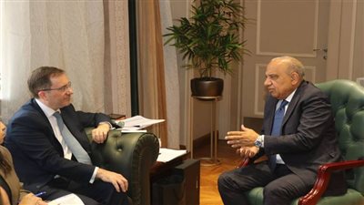 وزير الكهرباء يستقبل سفير بريطانيا بالقاهرة لبحث تعزيز الشراكة وسبل دعم التعاون في مجالات الطاقات المتجددة
