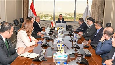 وزير التموين يبحث التعاون مع إحدى شركات الاتصالات لتنفيذ مشروع «كاري أون»