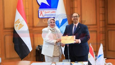 رئيس جامعة كفرالشيخ يكرم الدكتورة أماني شاكر