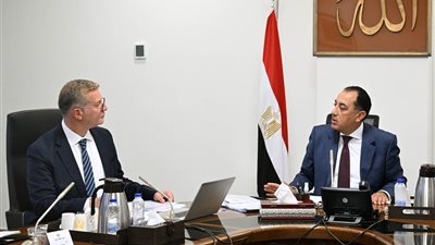 رئيس الوزراء يتابع مع وزير البترول المشروعات الاستراتيجية الجاري تنفيذها