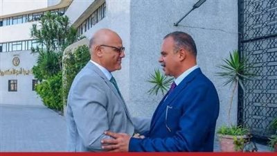 محافظ الإسكندرية يزور مدير الأمن لتهنئته بتوليه مهام منصبه الجديد