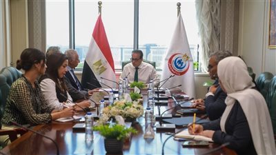 وزير الصحة يناقش تفعيل تقنية الروبوت الجراحي في مصر