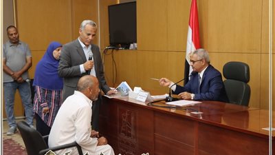 محافظ بني سويف يواصل عقد اللقاء الأسبوعي لبحث مطالب وشكاوى المواطنين في القطاعات والمرافق 