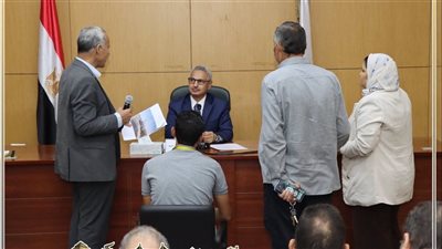 محافظ بني سويف يواصل عقد اللقاء الأسبوعي لبحث مطالب وشكاوى المواطنين