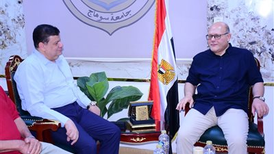 النعماني والمدير التنفيذي لوادي النيل يتابعان تنفيذ أحد المشروعات بجامعة سوهاج الجديدة