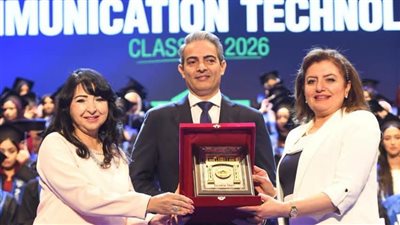 جامعة مصر تكرم نقيب الإعلاميين لدوره في ضبط المشهد الإعلامي ودعمه لطلاب وخريجي الجامعات