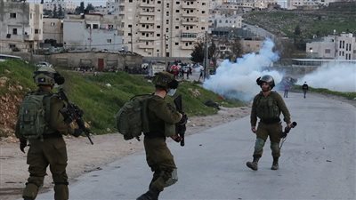 إصابة فلسطيني بالرصاص وآخرين بالاختناق خلال هجوم للاحتلال والمستوطنين غرب نابلس