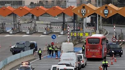 فرنسا تعزز الرقابة على حدودها عقب التدفق الكبير للمهاجرين إلى إسبانيا
