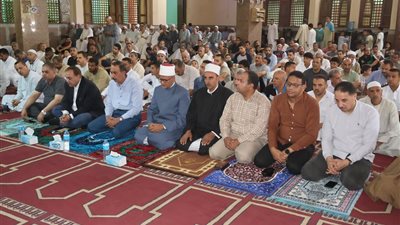 محافظ سوهاج يؤدي صلاة الجمعة بأخميم ويؤكد سرعة الاستجابة لشكاوى المواطنين