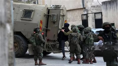جيش الاحتلال يعتقل 8 فلسطينيين من مدن الضفة