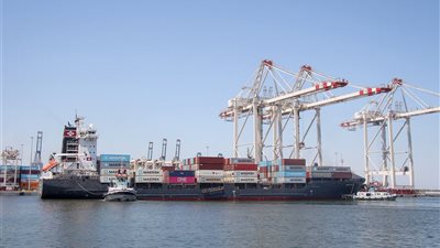 النقل: انتظام العمل بميناء دمياط واستمرار حركة السفن وتداول البضائع بكامل الطاقة التشغيلية