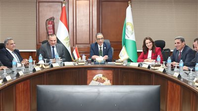 محافظ الجيزة ورئيس التنمية الحضرية يبحثان مخطط تطوير منطقة 