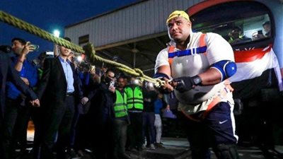 أشرف كابونجا يتحدى الرقم القياسي العالمي في الإسماعيلية بسحب قطار بضائع يزن 1200 طن