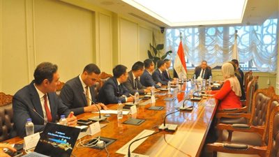 وزير التعليم العالي يبحث مع شركة عالمية التحول إلى الجامعات الذكية