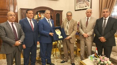 نقيب المحامين يزور رئيس محكمة استئناف القاهرة ويهديه درع النقابة