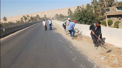حملة نظافة مكبرة بمدخل مدينة الغنايم الغربي للارتقاء بمستوى الخدمات وتحسين البيئة 