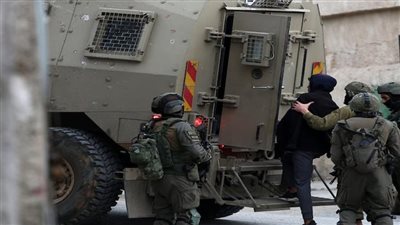 القدس: الاحتلال يعتقل مواطنة ويعتدي على أفراد عائلتها في مخيم قلنديا