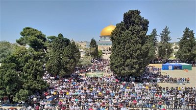 70 ألف مصلٍ يؤدون صلاة الجمعة في المسجد الأقصى وسط إجراءات احتلالية مشددة