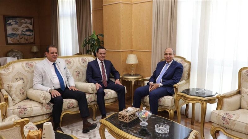 محافظ المنيا خلال