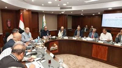 محافظ الجيزة يبحث مع رؤساء مراكز العياط والواحات البحرية مستجدات ملف تقنين أراضي أملاك الدولة