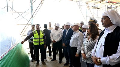 رئيس الوزراء يتفقد محطة القطار الكهربائي السريع