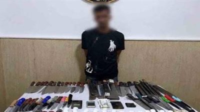 ضبط متهم يروج لبيع الأسلحة البيضاء عبر صفحة بمواقع التواصل الاجتماعي 