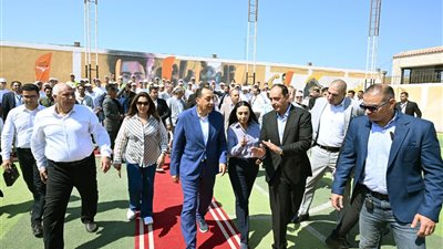 رئيس الوزراء يتفقد 