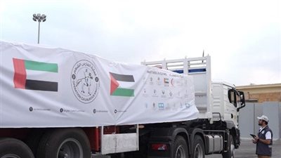 عبور 75 شاحنة مساعدات إنسانية إماراتية إلى الفلسطينيين بقطاع غزة