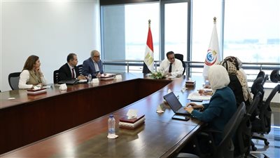 وزير الصحة يبحث التوسع في جراحات استبدال المفاصل باستخدام تقنية الروبوت