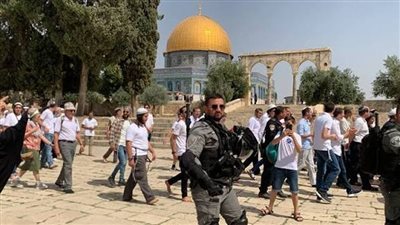 عشرات المستوطنين يقتحمون باحات المسجد الأقصى بحماية شرطة الاحتلال الإسرائيلي