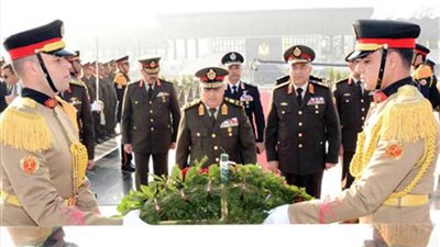 الرئيس ينيب وزير الدفاع لوضع إكليل الزهور علي النصب التذكاري لشهداء القوات المسلحة