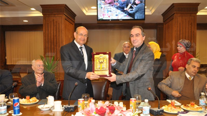 الجيزة تكرم المحافظ