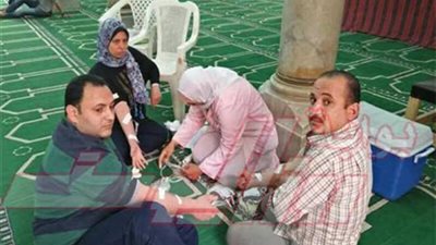 بالصور.. مواطنون يتبرعون بالدم فى مساجد طنطا