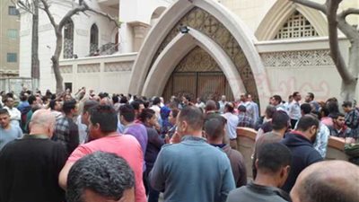 تجمهر الأقباط بمحيط انفجار كنيسة مار جرجس بطنطا للمطالبة بالقصاص من الإرهابين