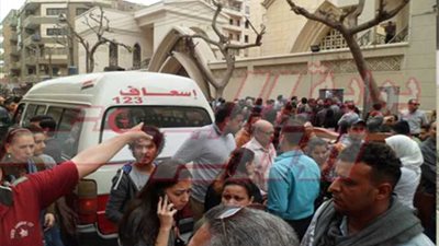 توافد المئات من المواطنين للتبرع بالدم لإنقاذ المصابين فى حادث الكنيسة