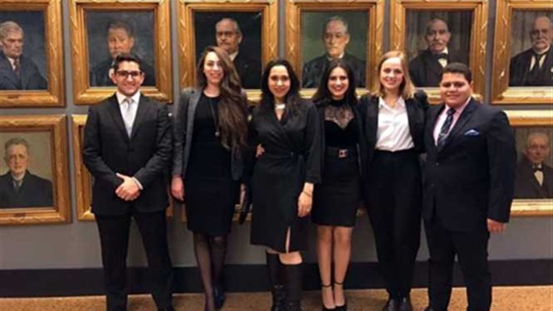 طلاب الجامعة الأمريكية