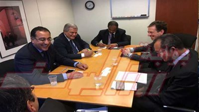 وزير الإسكان يجتمع مع مسئولى البنك الدولى لمتابعة مشروع صرف صحى القرى